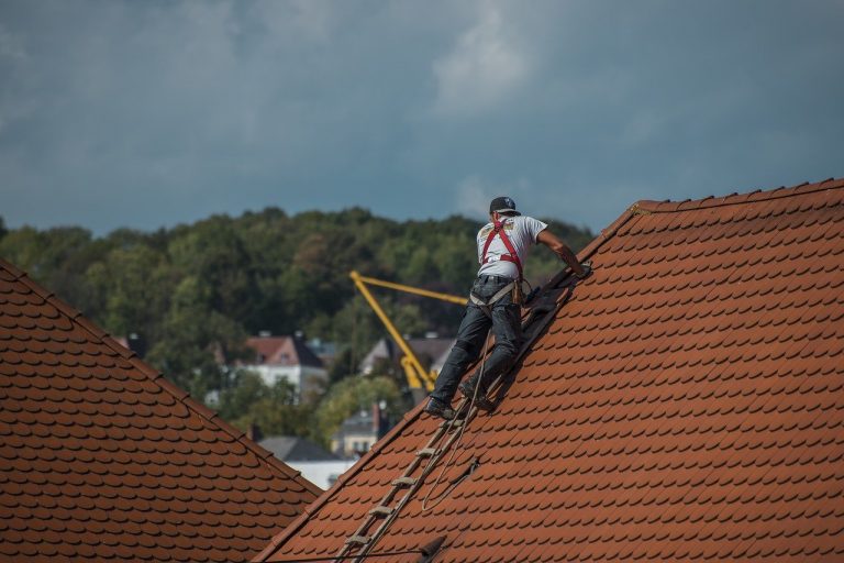 Czy dach domu lepiej jest pokryć blachodachówką czy dachówką ceramiczną?