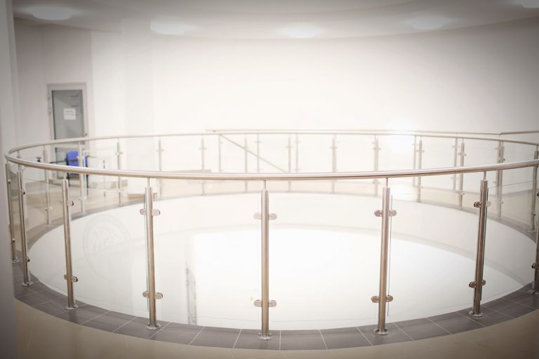 Dlaczego warto wybrać szklane balustrady?