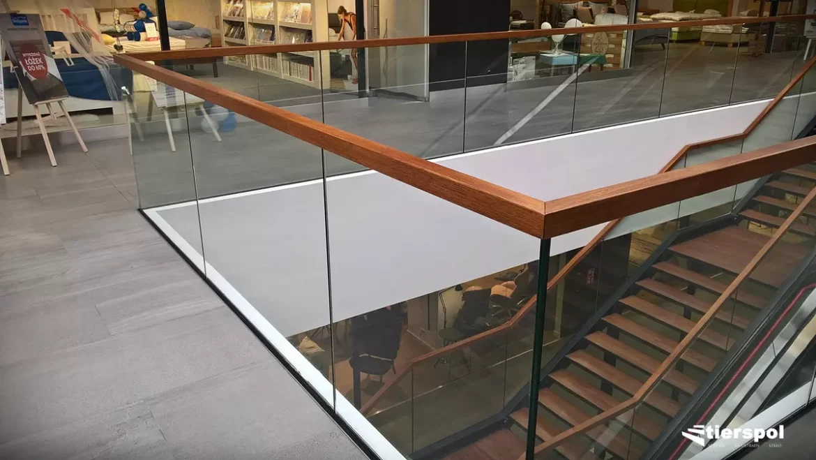 Balustrady mosiężne – klasyczny wygląd, nowoczesne rozwiązania