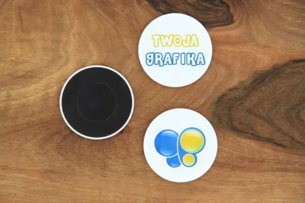 Przypinki na zamówienie – jak stworzyć unikalny gadżet promocyjny?
