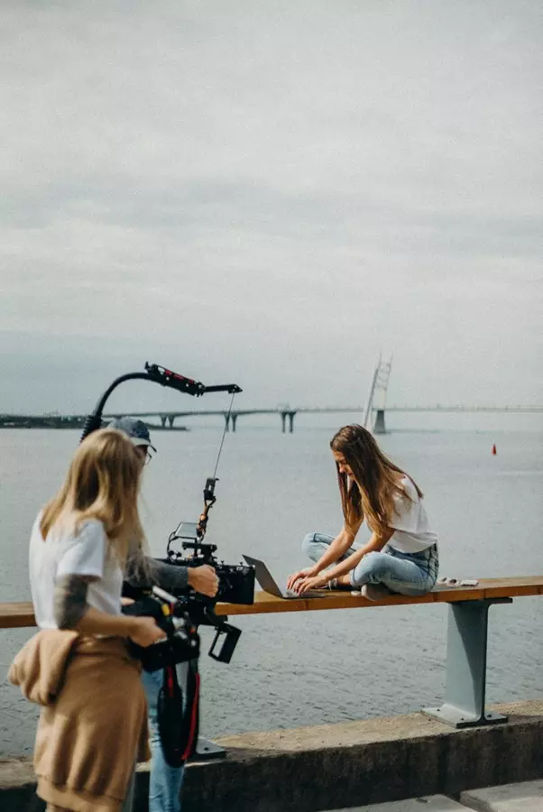 Produkcja filmowa dla firm – jak wygląda proces od pomysłu do realizacji