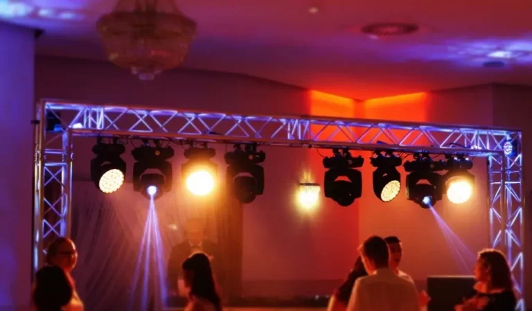 Dj i wodzirej w jednym – dlaczego to idealne rozwiązanie na wesele?